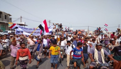 تعز.. مظاهرة شعبية تندد بهجوم ميليشيات الحوثي على ميناء المخا