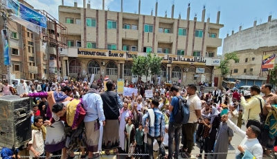 "ارفع صوتك عالي لا حوثي لا انتقالي".. متظاهرون بتعز يتضامنون مع المحتجين في عدن