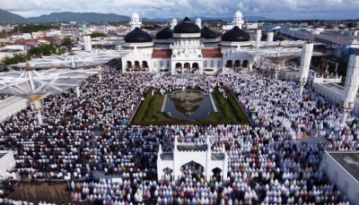 المسلمون حول العالم يحتفلون بعيد الفطر المبارك