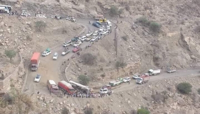 لحج.. حادث مروري يغلق طريق "ظمران" وتكدس عشرات المركبات والناقلات التجارية