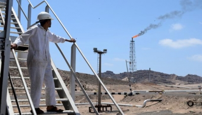 الحكومة اليمنية تدعو الشركات النفطية والملاحية إلى عدم الالتفات لتهديدات مليشيات الحوثي