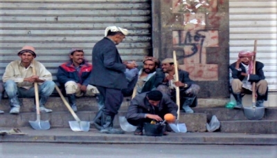 مهمة شاقة من أجل تأمين الغذاء.. انعدام فرص العمل يفاقم معاناة "عُمال اليومية" في صنعاء