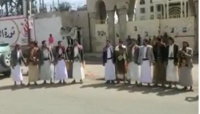 مواطنون بصنعاء ينفذون وقفة احتجاجية تنديدًا بمصادرة مليشيا الحوثي أراضيهم