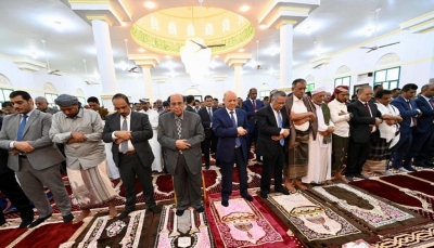 اليمن.. العليمي وكبار قيادات الدولة يؤدون صلاة عيد الأضحى بمدينة المكلا