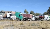 مليشيا الحوثي تمنع العشرات من سائقي شاحنات البضائع من العمل في موانئ الحديدة