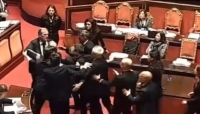 شاهد.. نائب معارض يتعرض للضرب من زملائه في البرلمان الإيطالي