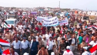 الحديدة.. مسيرة حاشدة في مدينة الخوخة دعما لقرارات البنك المركزي اليمني